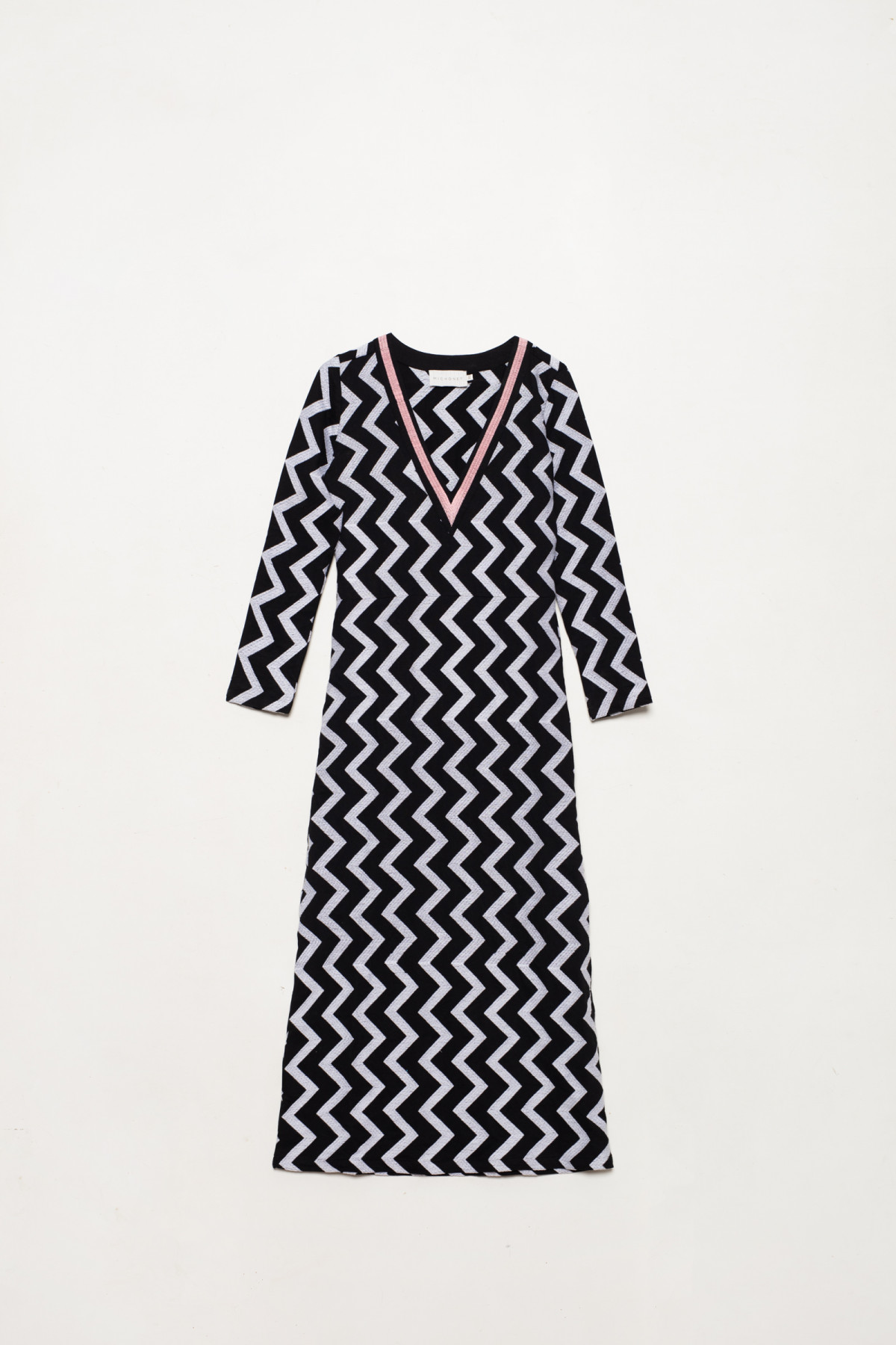 ZIG ZAG V-NECK BLACK · Beginning